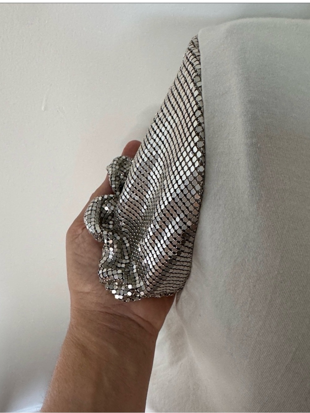 Alice + Olivia Chainmill sleeve
White Tee. 💯 cotton and sleeves are 💯 aluminum - Picture 3 of 8